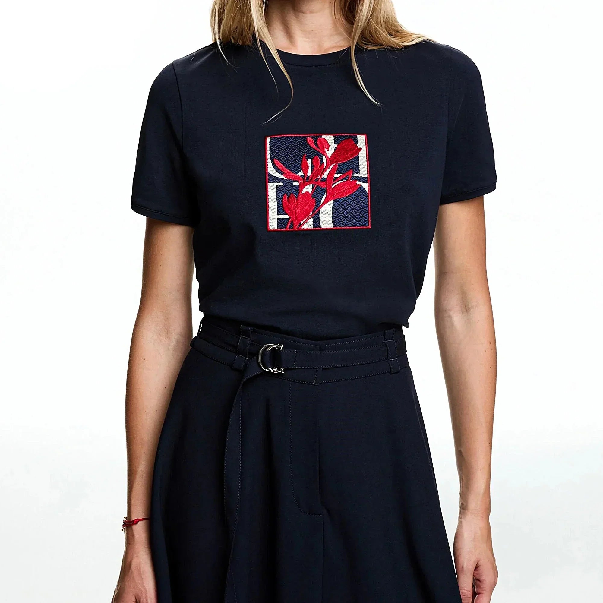 Camiseta – Manga Curta, Decote Redondo, Algodão, Bordado Floral, Casual e Confortável